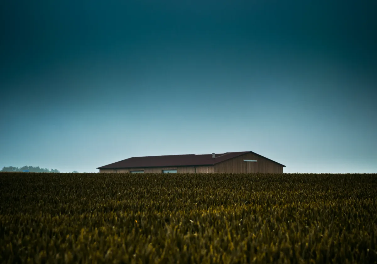 Fotografia krajobrazowa — minimalistyczny dom pośród zielonych pól, Jakub Klisowski JVISION