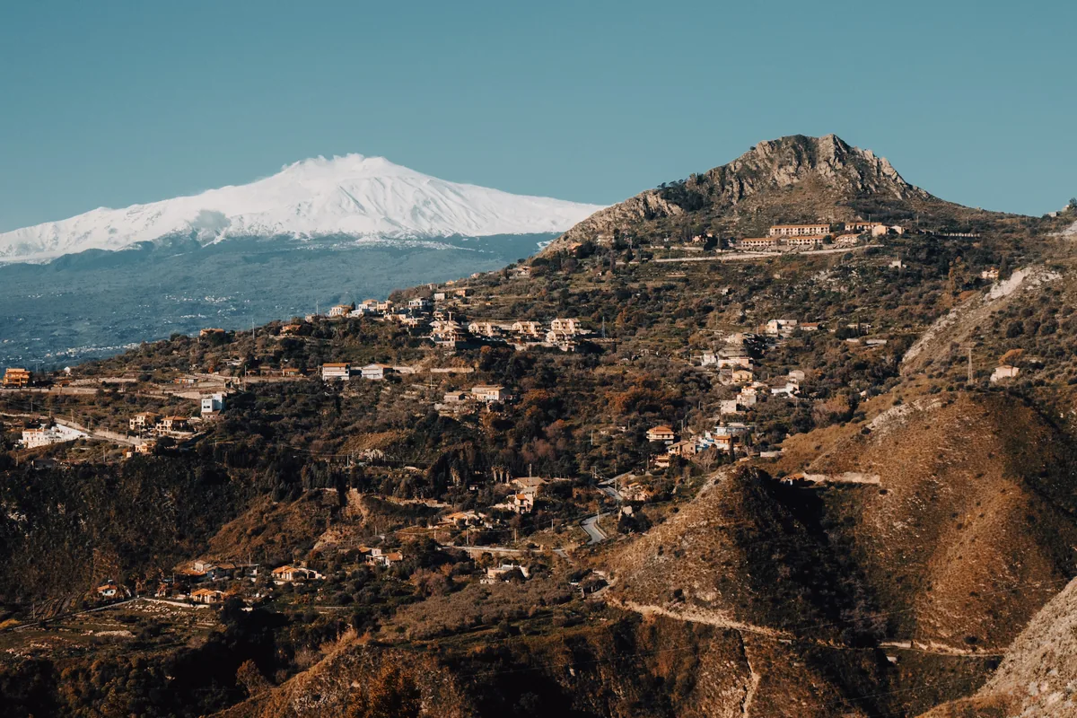 Fotografia krajobrazowa — wulkan Etna pokryty śniegiem, panorama Sycylii, Jakub Klisowski JVISION
