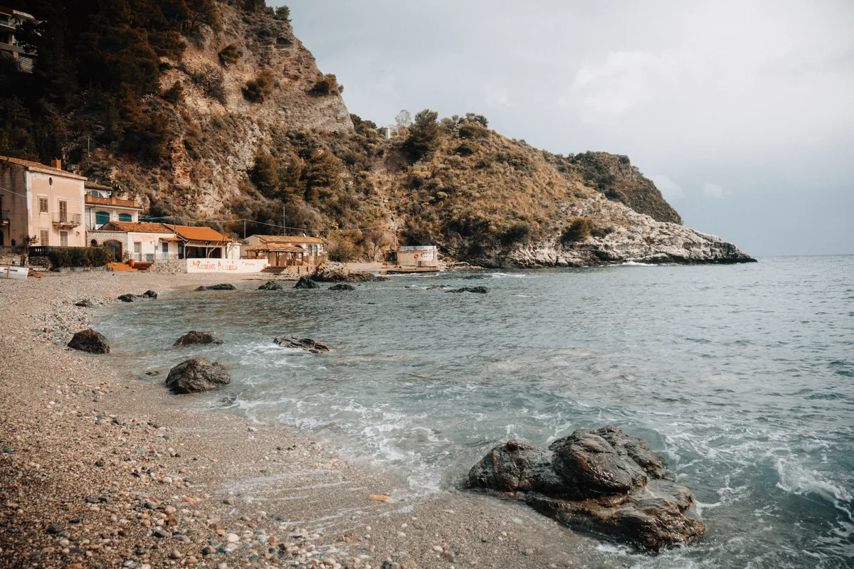 Fotografia podróżnicza — spokojna zatoczka, plaża i skały, Sycylia, Jakub Klisowski JVISION