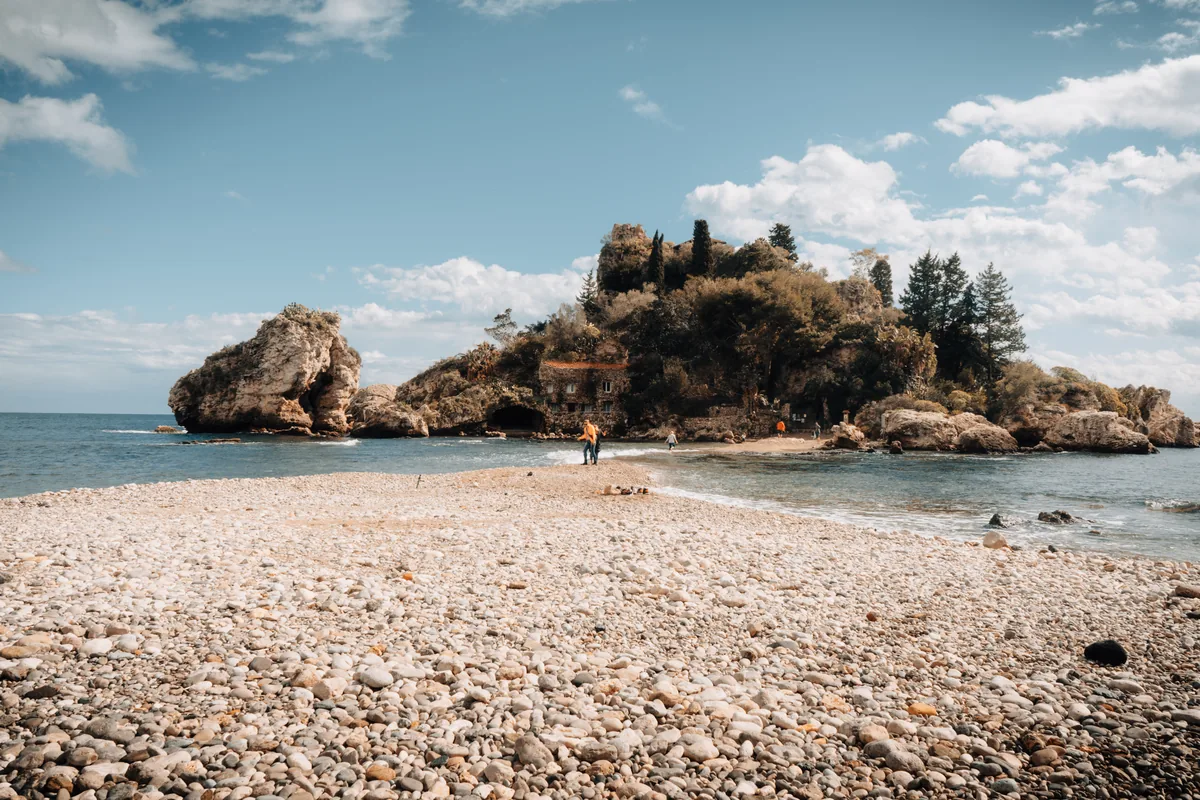 Fotografia podróżnicza — plaża z widokiem na skalną wyspę, Sycylia, Jakub Klisowski JVISION