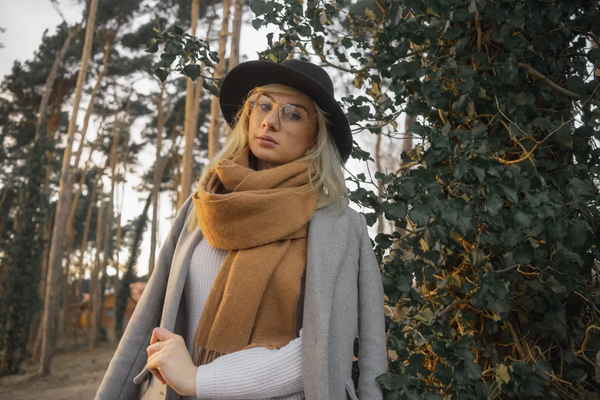 Fotografia portretowa — kobieta w kapeluszu i szaliku, jesienny las w tle, Jakub Klisowski JVISION