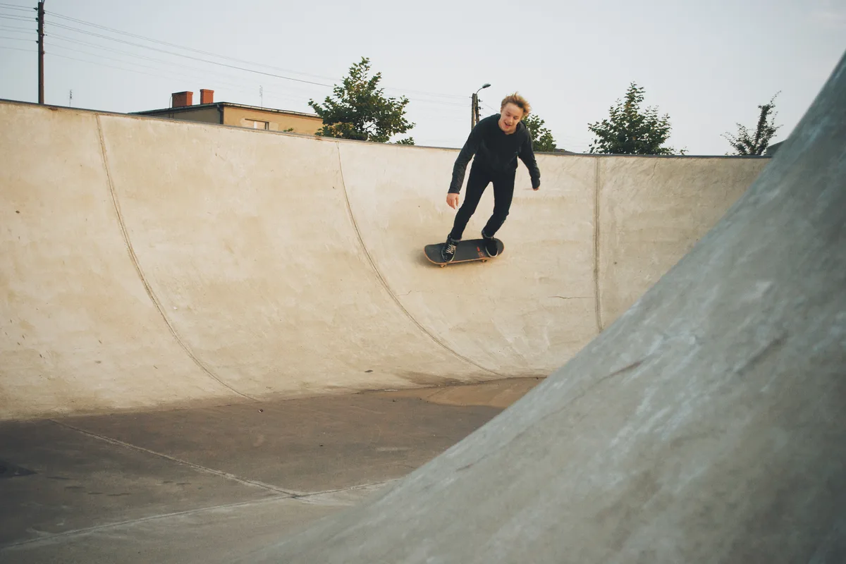 Fotografia sportowa — skater na rampie w skateparku, dynamiczne ujęcie, Jakub Klisowski JVISION
